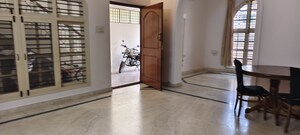 Room in 2 BHK Builder Floor at Halasuru – for Rent