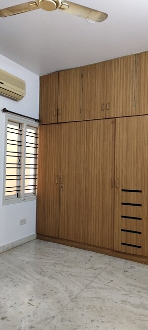 Room in 2 BHK Builder Floor at Halasuru – for Rent