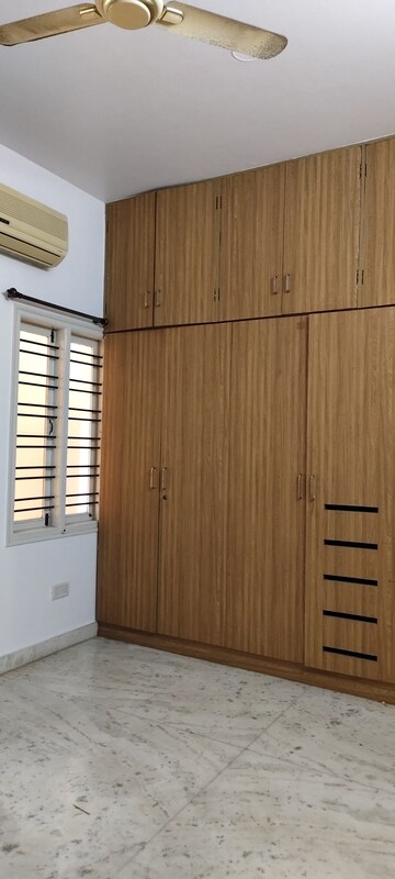 Room in 2 BHK Builder Floor at Halasuru – for Rent