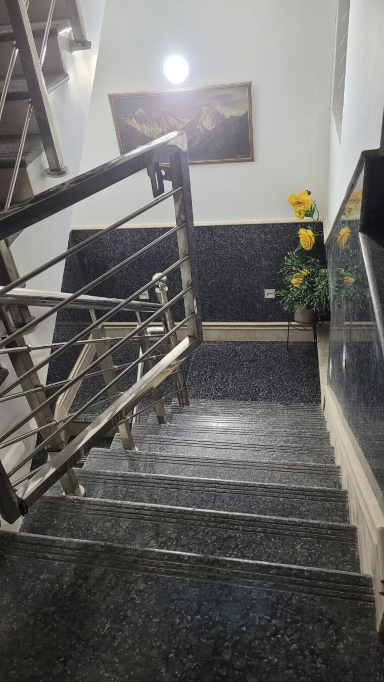 undefined, defence colony 3 Bedroom 300 Sq.Yd. Builder Floor In Defence Colony Delhi 9442865