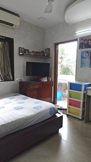 Bedroom in 2 BHK Apartment at Santacruz West – for Rent
