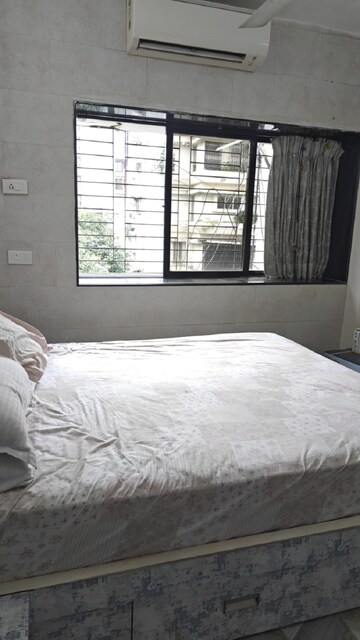 Bedroom in 2 BHK Apartment at Santacruz West – for Rent