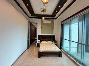 Room in 5 BHK Apartment at Kalpataru Avana, Parel – for Sale