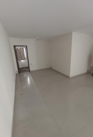 Room in 4 BHK Apartment at Prabhadevi CHS, Prabhadevi – for Sale