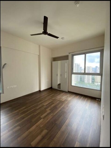 Room in 2 BHK Apartment at Piramal Vaikunth, Balkum Pada – for Rent