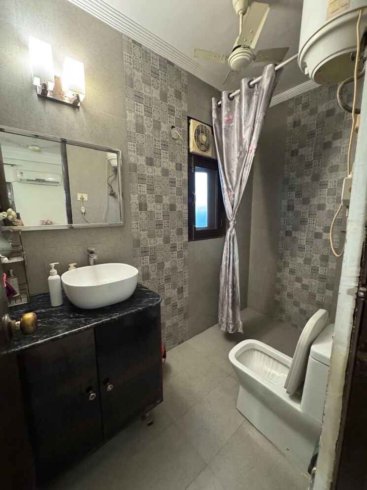 Bathroom, eros-garden-villas 4 Bedroom 2700 Sq.Ft. Builder Floor In Charmwood Village Faridabad 9443133