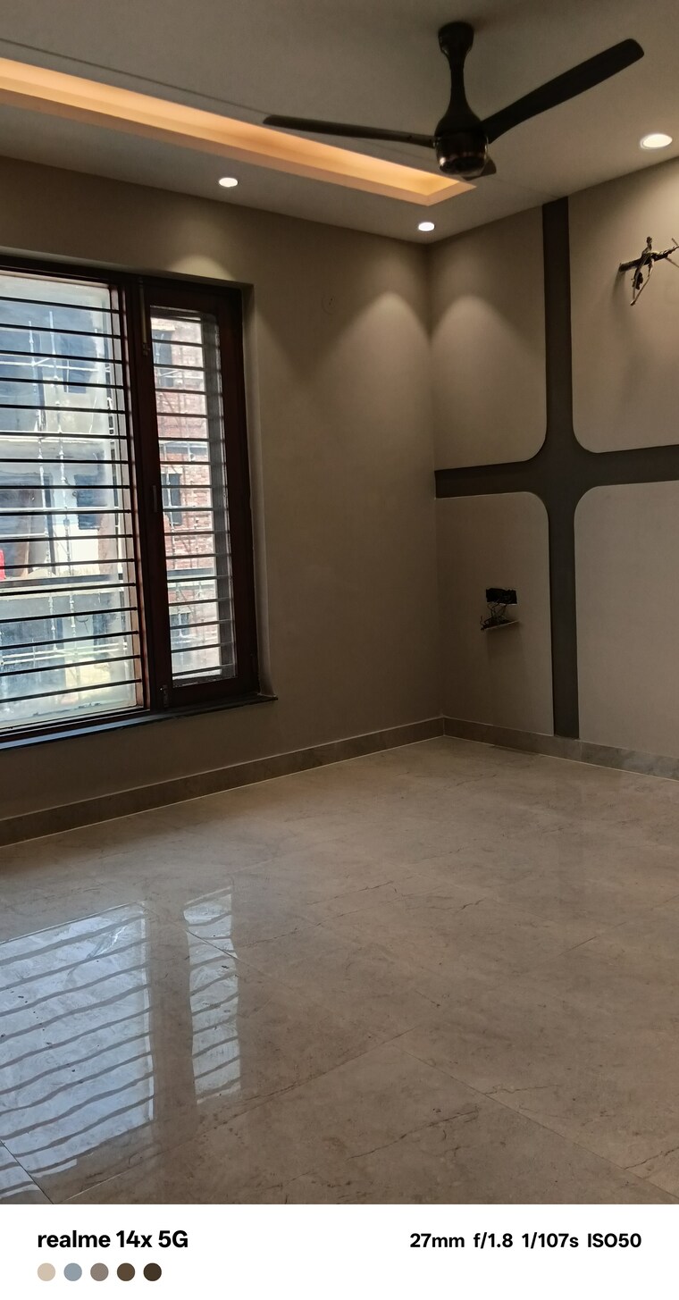 Room, parklands 4 Bedroom 250 Sq.Yd. Builder Floor In Sector 85 Faridabad 9443148