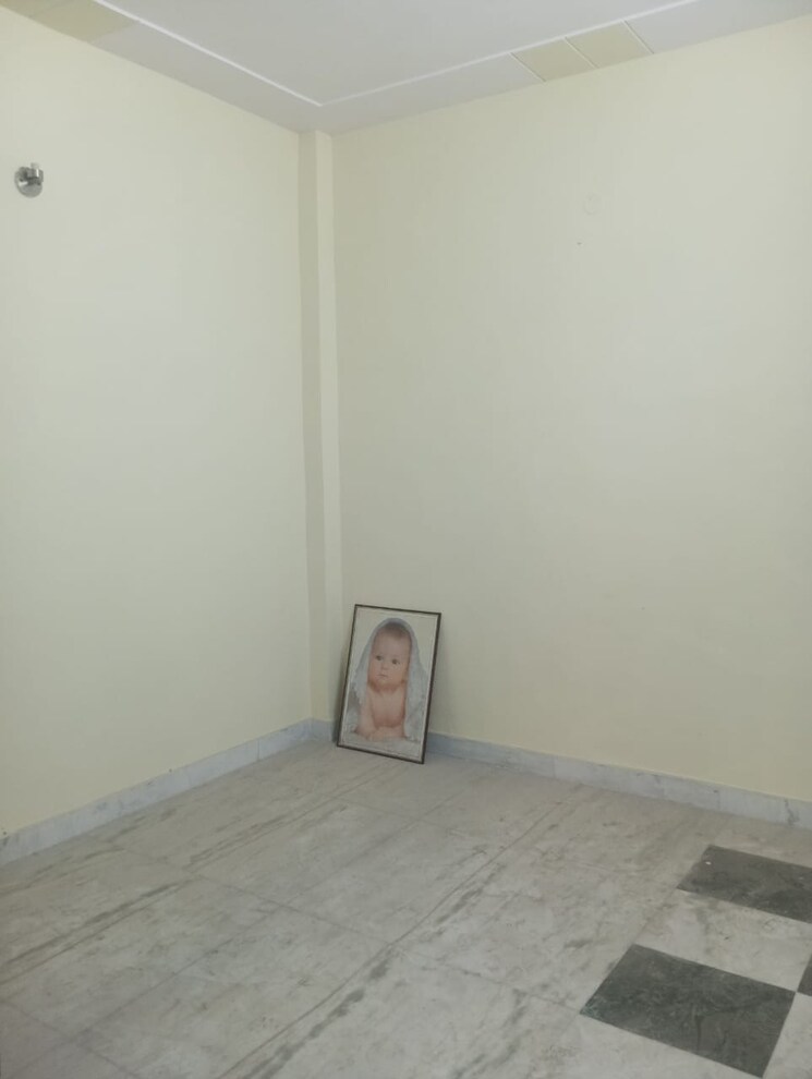 Room, rohini sector 25 3 Bedroom 64 Sq.Mt. Builder Floor In Rohini Sector 25 Delhi 9443155