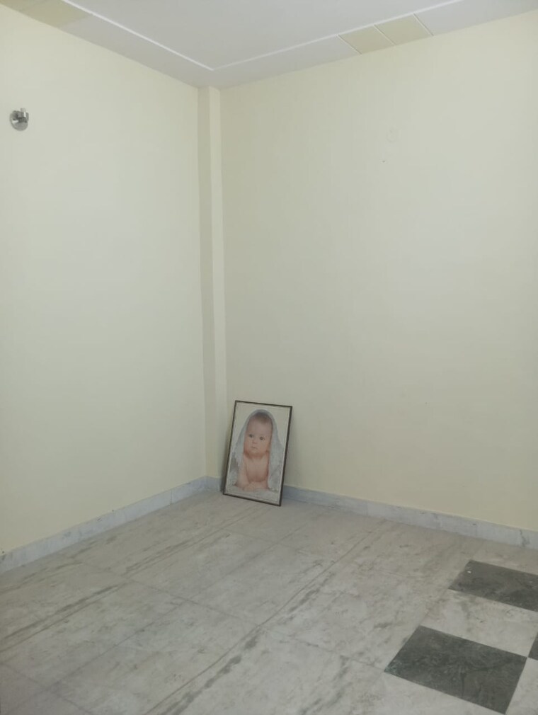 Room, rohini sector 25 3 Bedroom 64 Sq.Mt. Builder Floor In Rohini Sector 25 Delhi 9443155