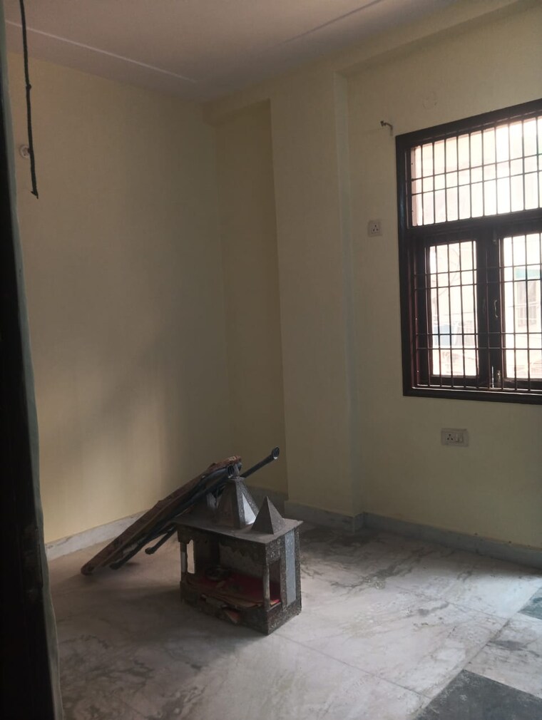 Room, rohini sector 25 3 Bedroom 64 Sq.Mt. Builder Floor In Rohini Sector 25 Delhi 9443155