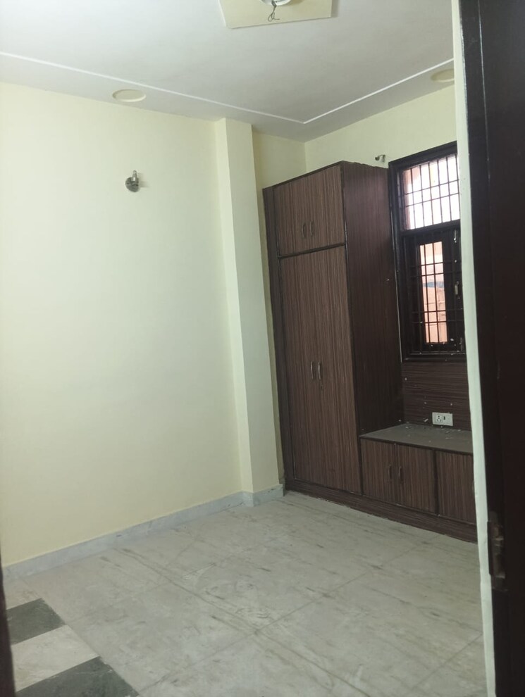 Room, rohini sector 25 3 Bedroom 64 Sq.Mt. Builder Floor In Rohini Sector 25 Delhi 9443155
