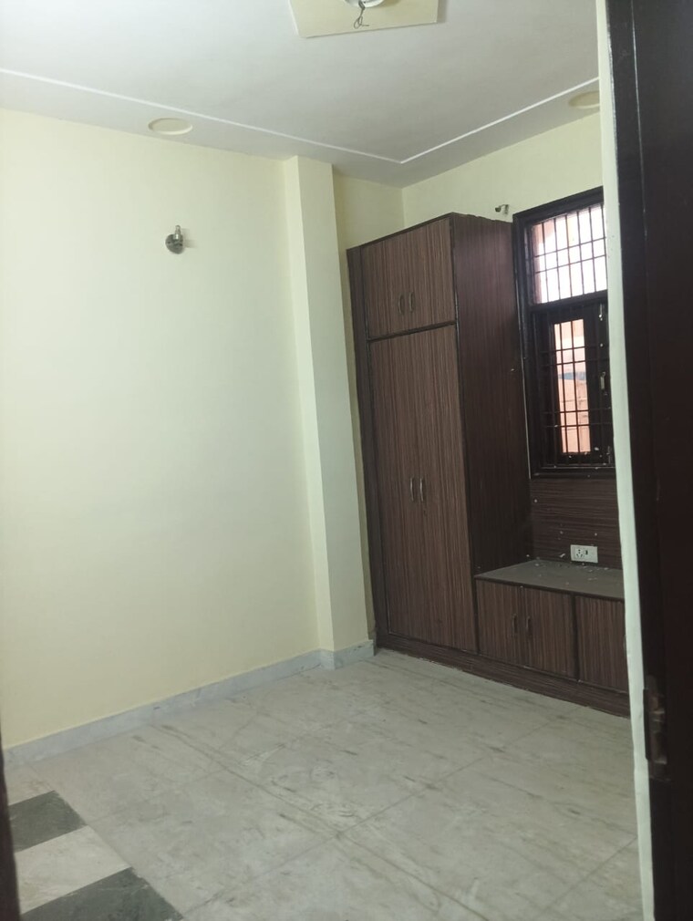 Room, rohini sector 25 3 Bedroom 64 Sq.Mt. Builder Floor In Rohini Sector 25 Delhi 9443155