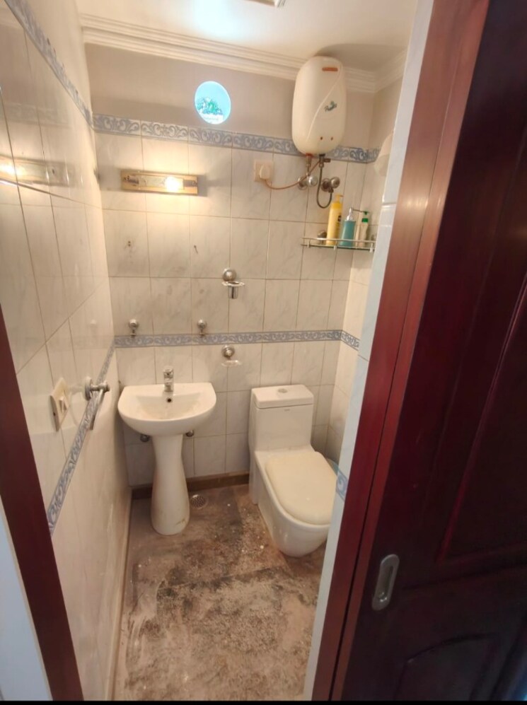 Bathroom, greater kailash ii 3 Bedroom 1950 Sq.Ft. Builder Floor In Greater Kailash ii Delhi 9443660
