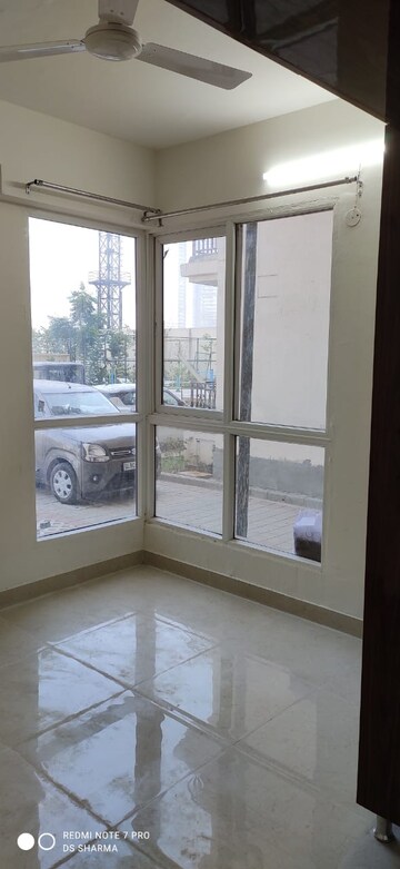 Room in 2 BHK Apartment at Signature Global Prime, Sector 63a – for Rent