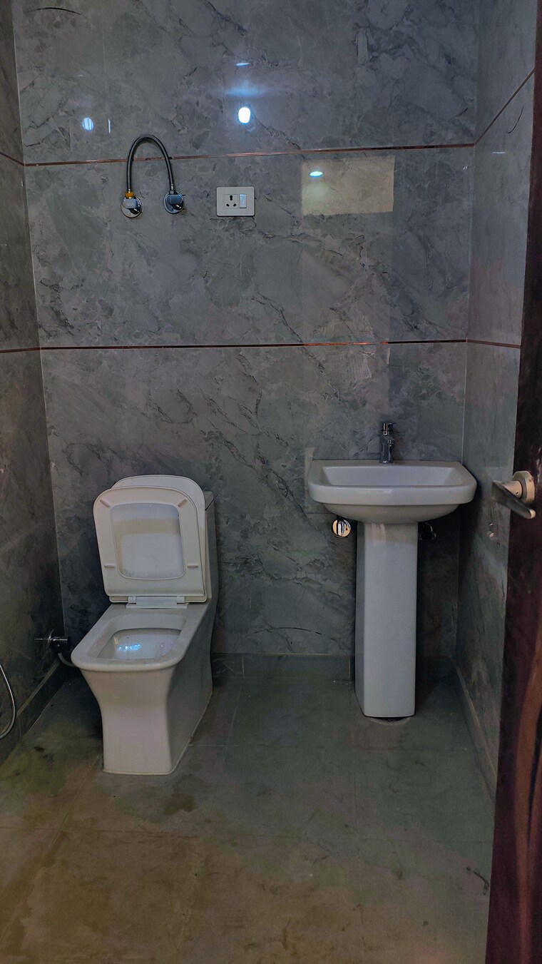 Bathroom, pratap-vihar-gda-flats 3 Bedroom 950 Sq.Ft. Builder Floor In Pratap Vihar Ghaziabad 9443872