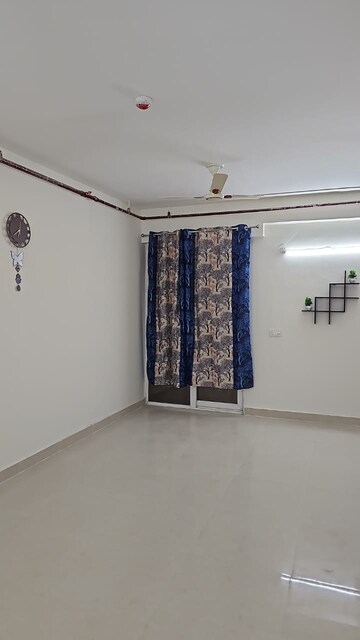 Room in 2 BHK Apartment at Signature Global Prime, Sector 63a – for Rent