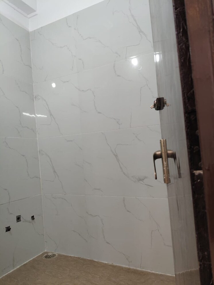 Bathroom, shakti khand 2 3 Bedroom 1400 Sq.Ft. Builder Floor In Shakti Khand 2 Ghaziabad 9443870