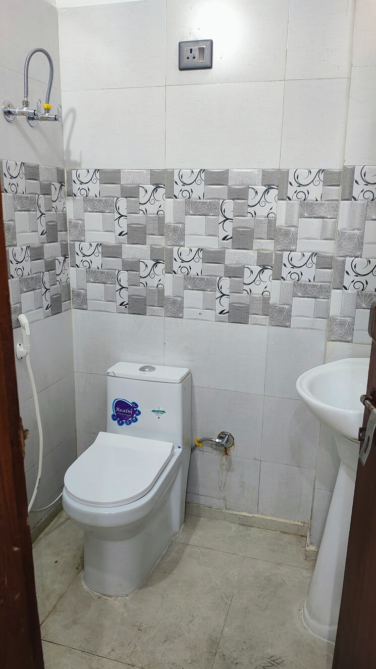 Bathroom, pratap-vihar-gda-flats 2 Bedroom 850 Sq.Ft. Builder Floor In Pratap Vihar Ghaziabad 9443940