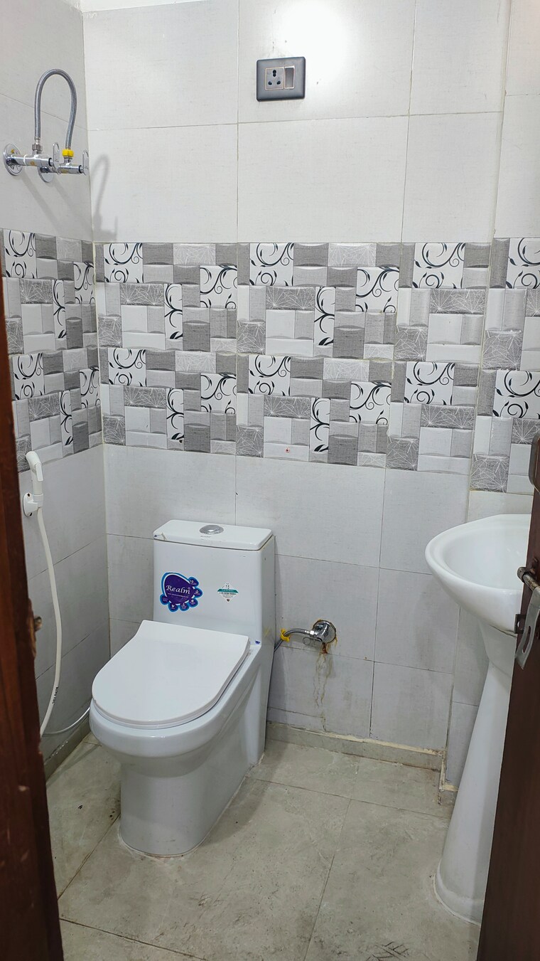 Bathroom, pratap-vihar-gda-flats 2 Bedroom 850 Sq.Ft. Builder Floor In Pratap Vihar Ghaziabad 9443940
