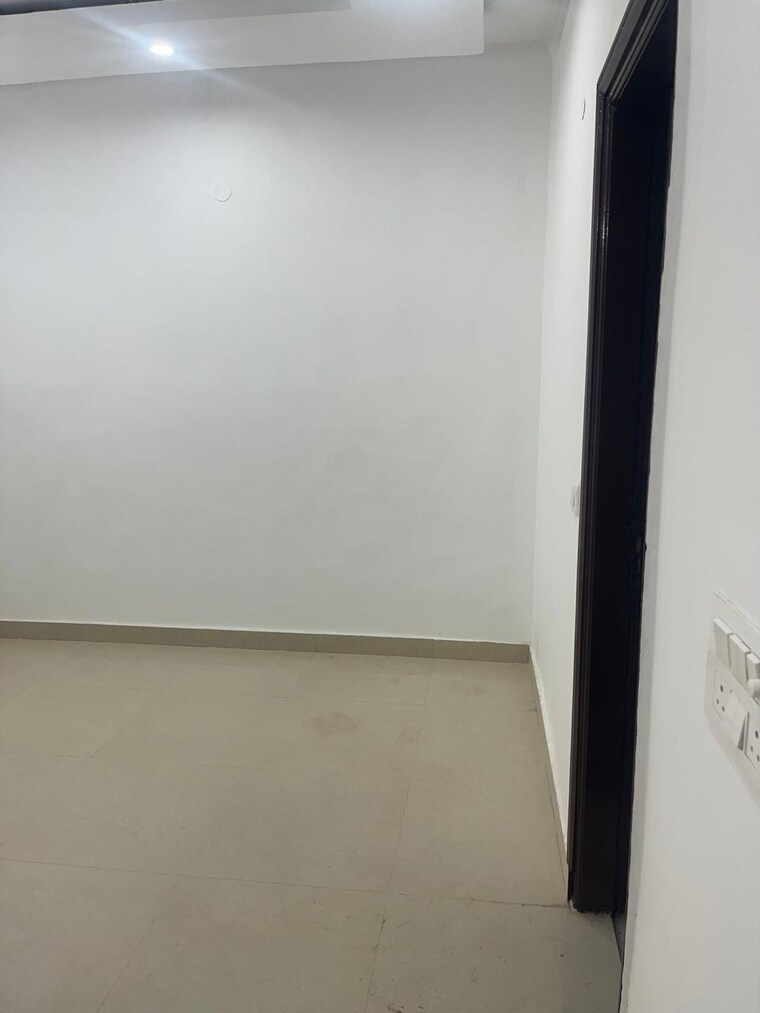 Room, kailash colony 3 Bedroom 160 Sq.Yd. Builder Floor In Kailash Colony Delhi 9444018