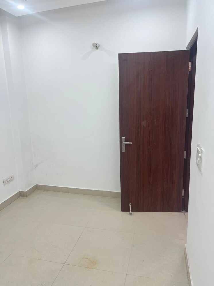 Room, kailash colony 3 Bedroom 160 Sq.Yd. Builder Floor In Kailash Colony Delhi 9444018