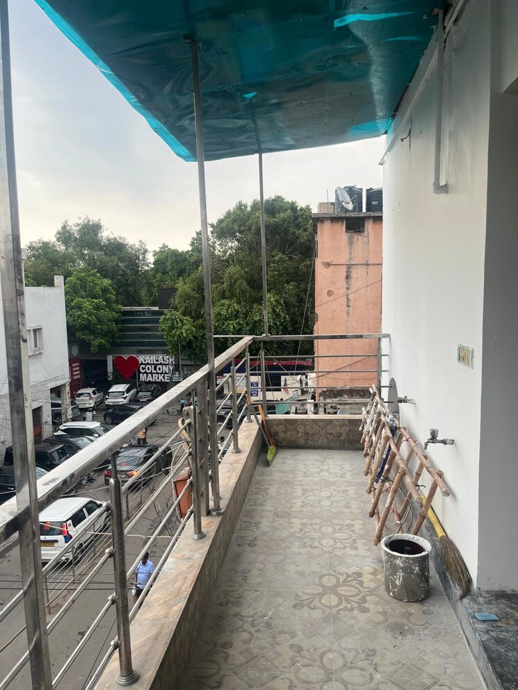 Balcony, kailash colony 3 Bedroom 160 Sq.Yd. Builder Floor In Kailash Colony Delhi 9444018