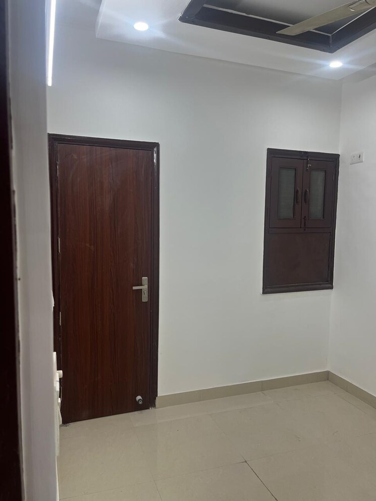 Room, kailash colony 3 Bedroom 160 Sq.Yd. Builder Floor In Kailash Colony Delhi 9444018