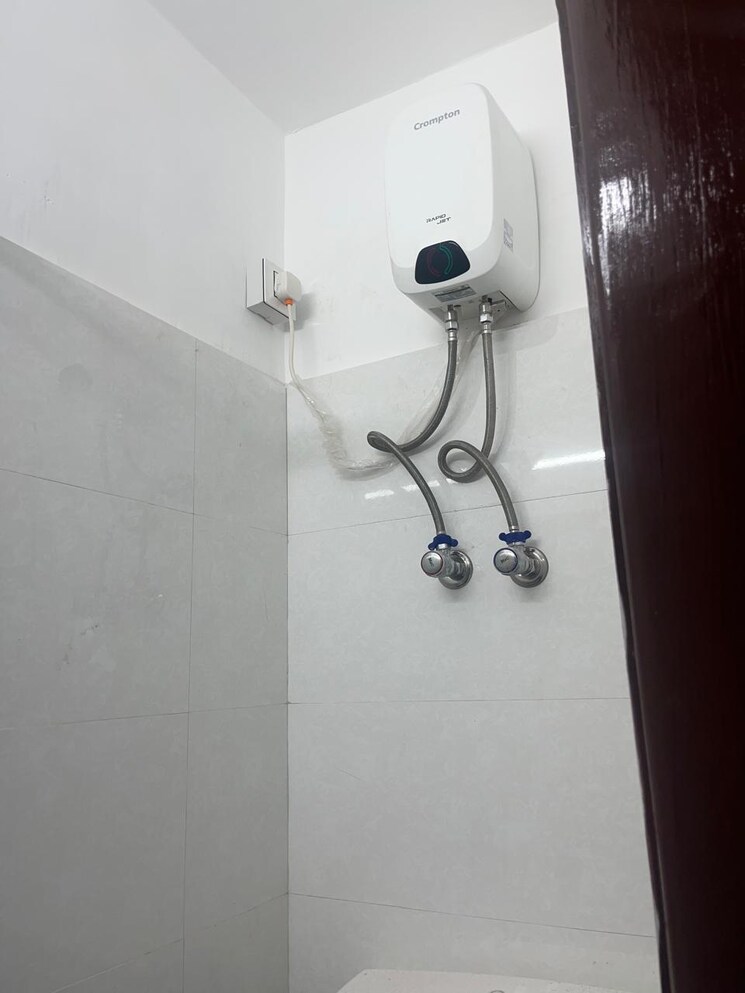 Bathroom, kailash colony 3 Bedroom 160 Sq.Yd. Builder Floor In Kailash Colony Delhi 9444018