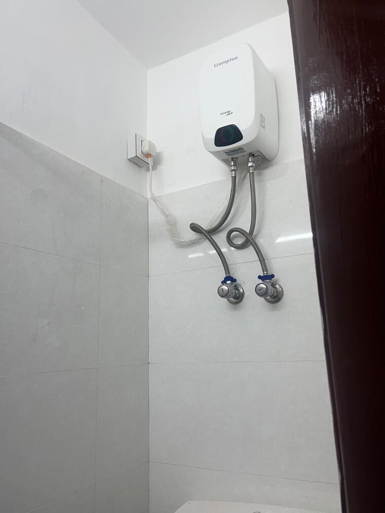 Bathroom, kailash colony 3 Bedroom 160 Sq.Yd. Builder Floor In Kailash Colony Delhi 9444018