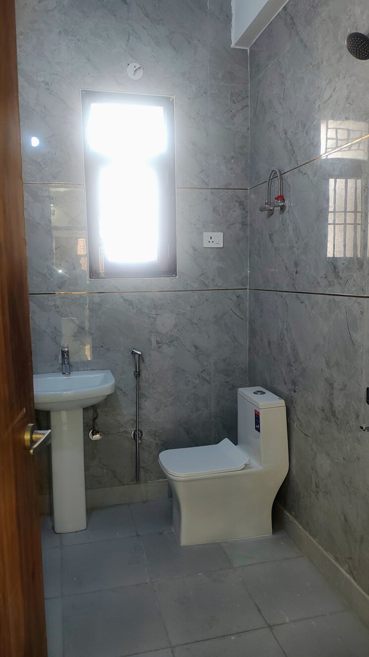 Bathroom, pratap-vihar-gda-flats 3 Bedroom 1350 Sq.Ft. Builder Floor In Pratap Vihar Ghaziabad 9444030