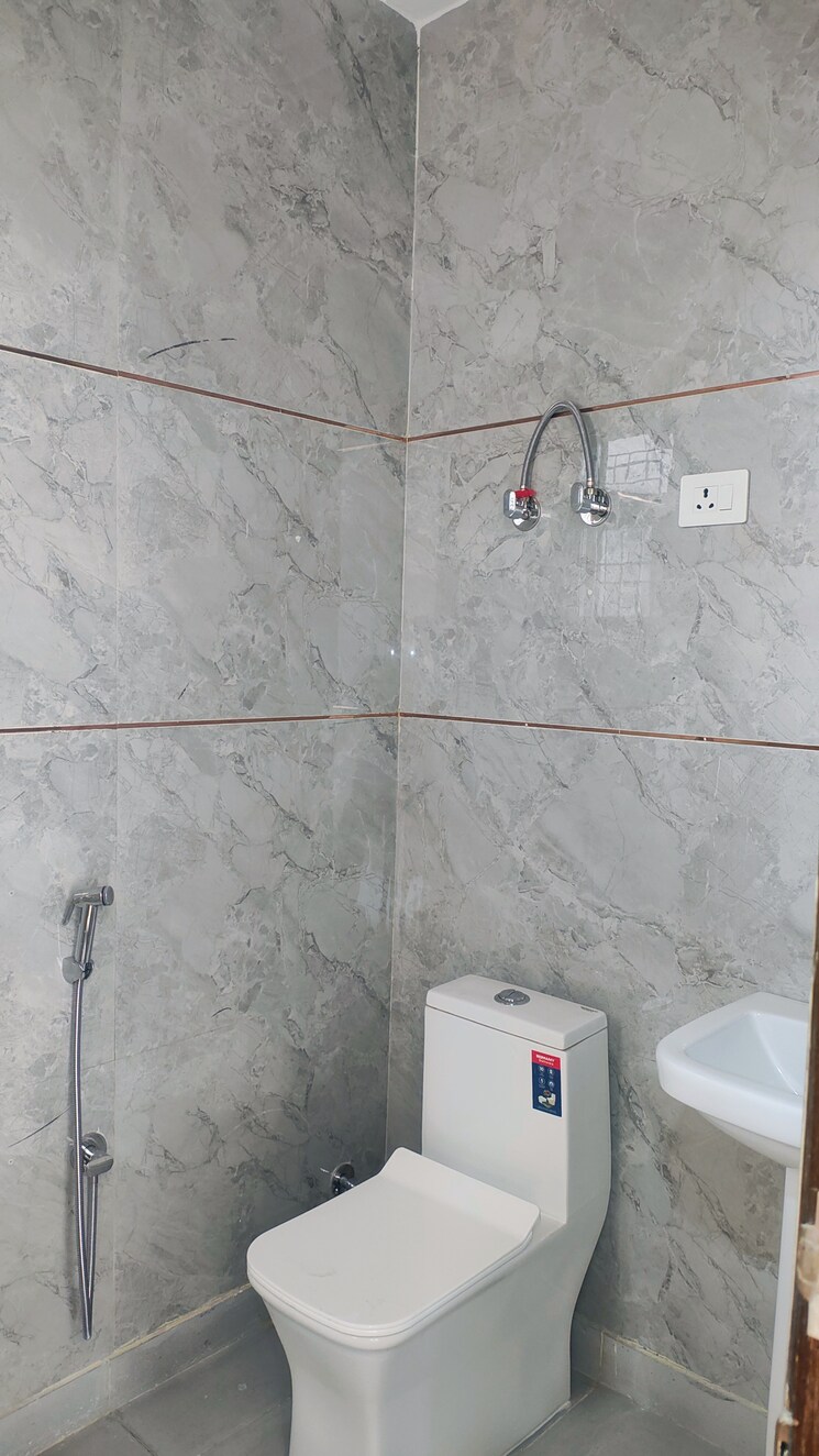 Bathroom, pratap-vihar-gda-flats 3 Bedroom 1350 Sq.Ft. Builder Floor In Pratap Vihar Ghaziabad 9444030