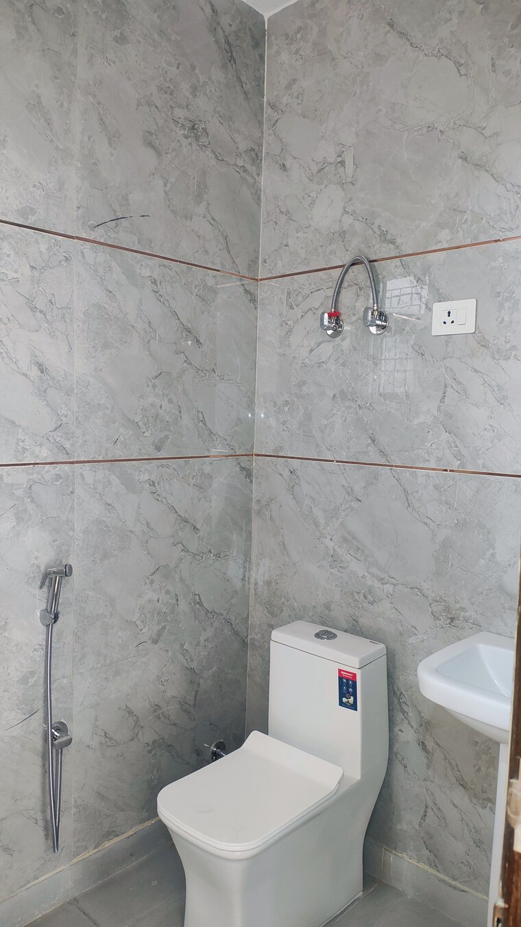 Bathroom, pratap-vihar-gda-flats 3 Bedroom 1350 Sq.Ft. Builder Floor In Pratap Vihar Ghaziabad 9444030