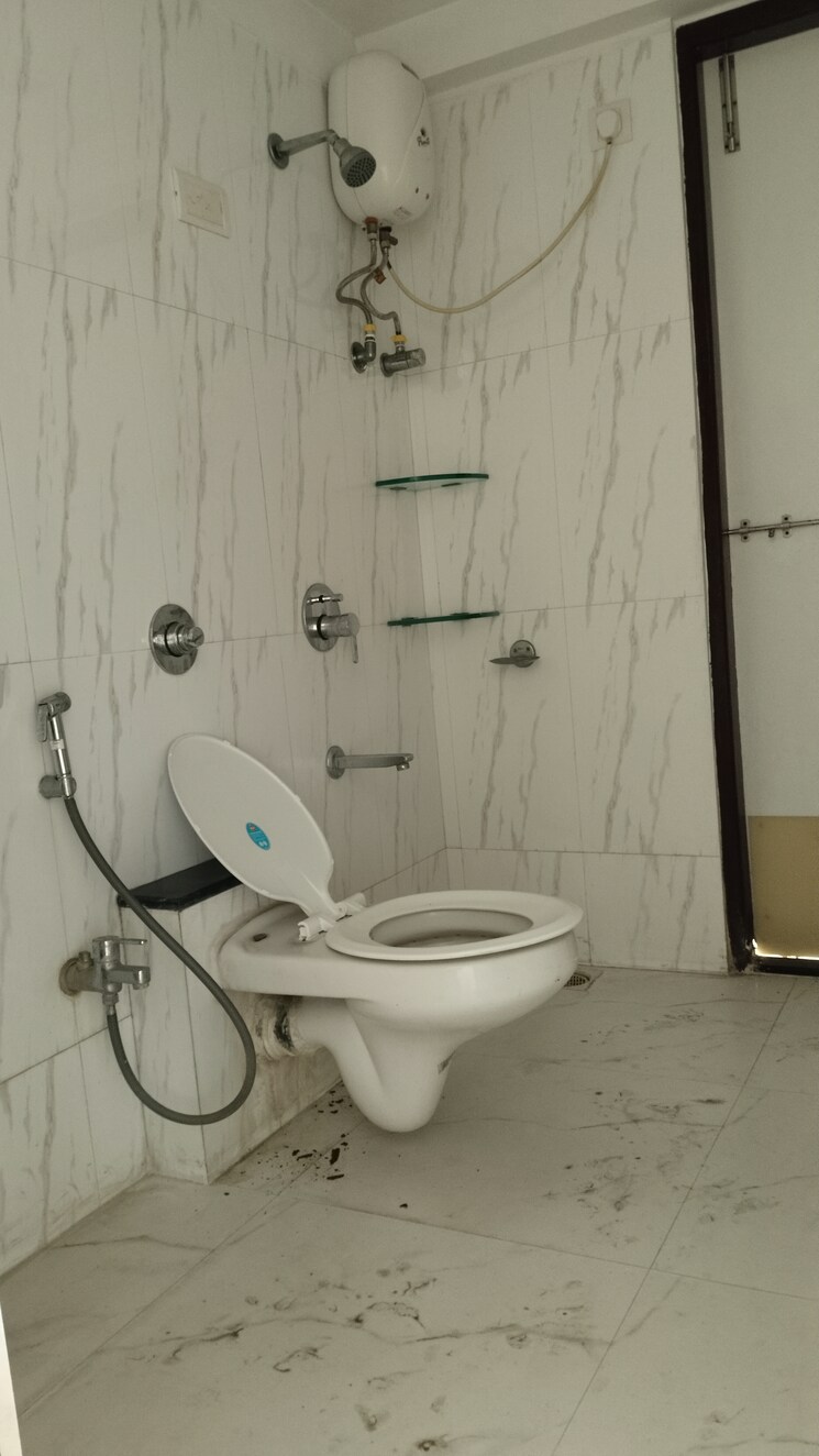 Bathroom, cosmos-majestic 3 Bedroom 1700 Sq.Ft. Apartment In Prabhadevi Mumbai 9444139