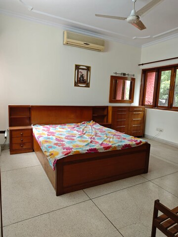 Bedroom in 3 BHK Builder Floor at Alaknanda – for Rent