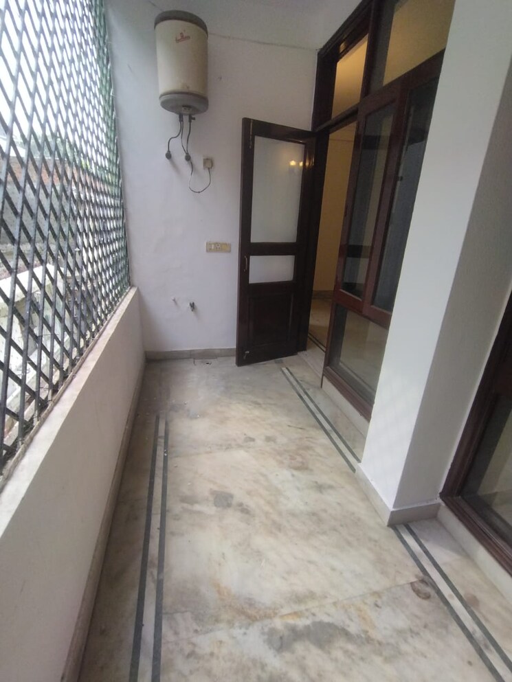 Balcony, greater kailash part 3 3 Bedroom 217 Sq.Yd. Builder Floor In Greater Kailash Part 3 Delhi 9444223