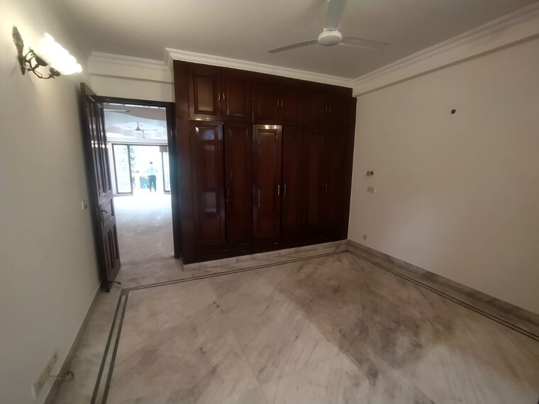 Room, greater kailash part 3 3 Bedroom 217 Sq.Yd. Builder Floor In Greater Kailash Part 3 Delhi 9444223