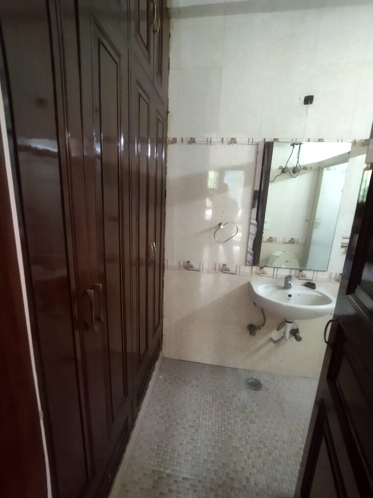 Bathroom, greater kailash part 3 3 Bedroom 217 Sq.Yd. Builder Floor In Greater Kailash Part 3 Delhi 9444223