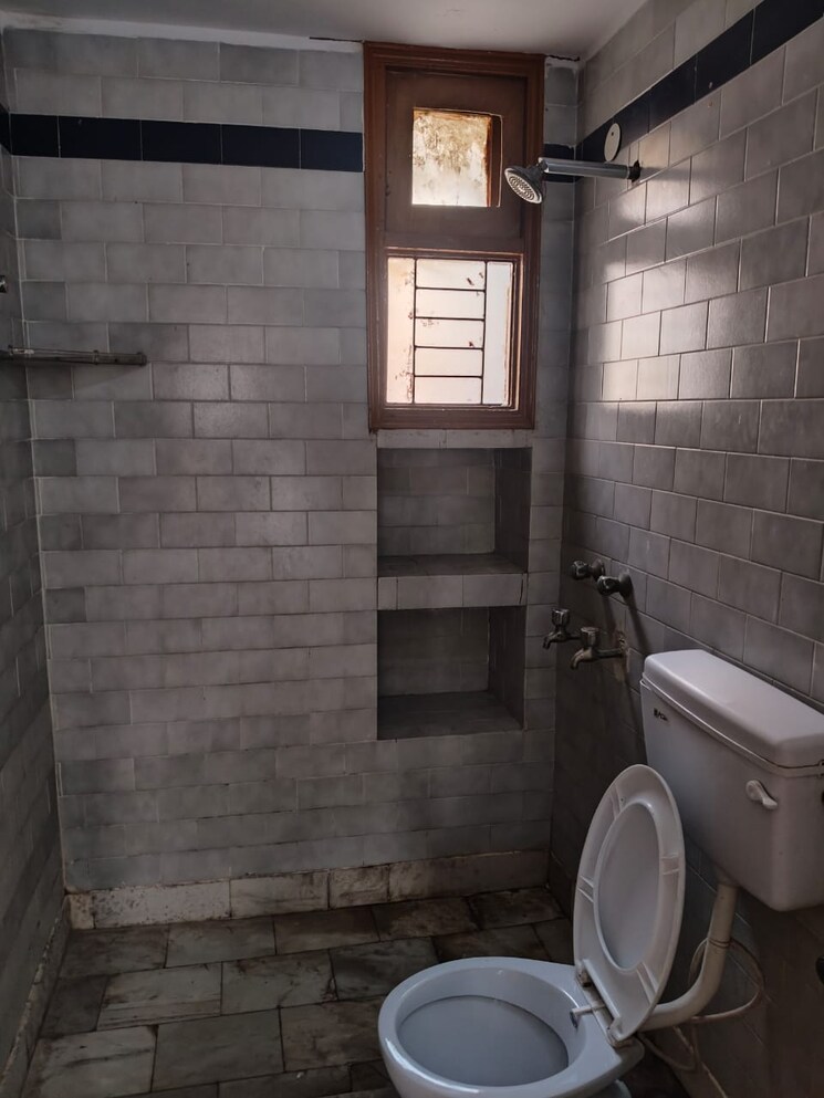 Bathroom, dwarka mor 3 Bedroom 1350 Sq.Ft. Apartment In Dwarka Mor Delhi 9444286