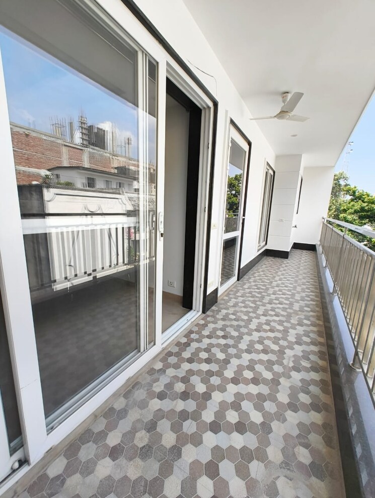 Balcony, greater kailash i 4 Bedroom 300 Sq.Yd. Builder Floor In Greater Kailash I Delhi 9444354