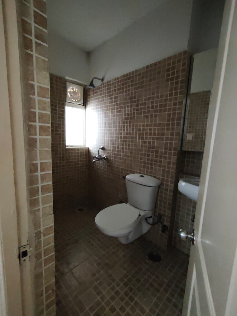 Bathroom, paras-tierea 3 Bedroom 1565 Sq.Ft. Apartment In Sector 137 Noida 9444392