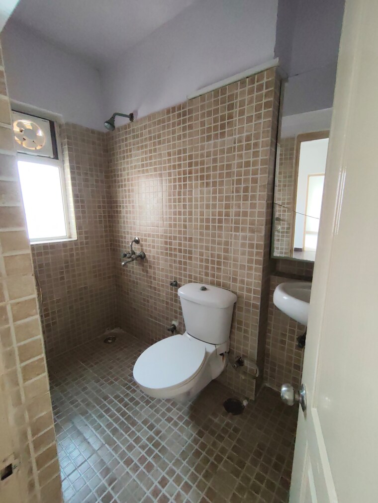 Bathroom, paras-tierea 3 Bedroom 1565 Sq.Ft. Apartment In Sector 137 Noida 9444392