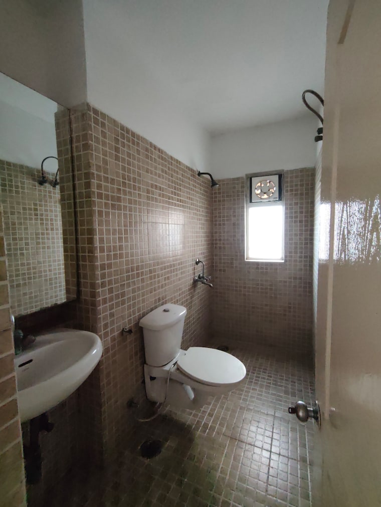 Bathroom, paras-tierea 3 Bedroom 1565 Sq.Ft. Apartment In Sector 137 Noida 9444392