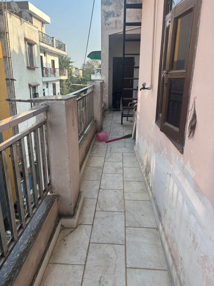 Balcony, shalimar bagh 2 Bedroom 900 Sq.Ft. Builder Floor In Shalimar Bagh Delhi 9444415