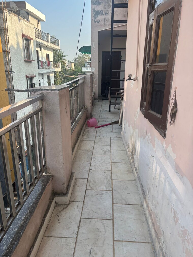 Balcony, shalimar bagh 2 Bedroom 900 Sq.Ft. Builder Floor In Shalimar Bagh Delhi 9444415