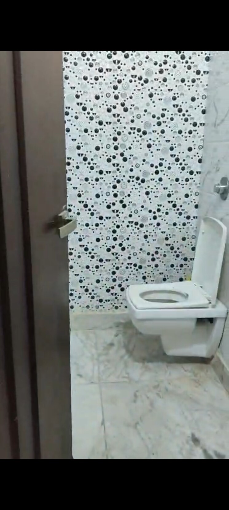 Bathroom, pitampura 3 Bedroom 1000 Sq.Ft. Builder Floor In Pitampura Delhi 9444507