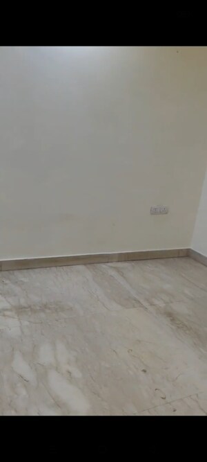 Room in 3 BHK Builder Floor at Pitampura – for Rent