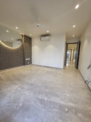 Room in 3.5 BHK Builder Floor at Dlf Phase ii – for Rent