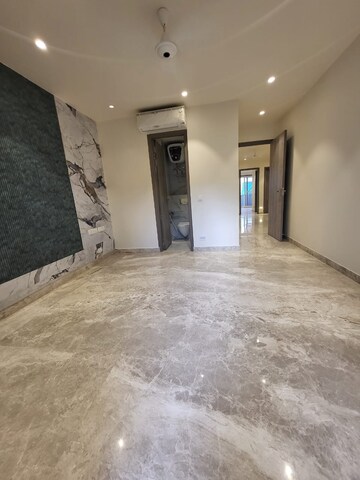 Room in 3.5 BHK Builder Floor at Dlf Phase ii – for Rent