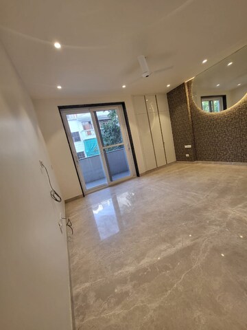 Room in 3.5 BHK Builder Floor at Dlf Phase ii – for Rent