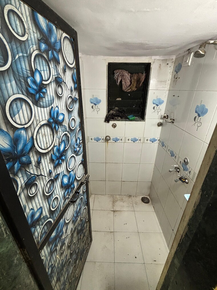 Bathroom, airoli sector 9a 1 Bedroom 550 Sq.Ft. Apartment In Airoli Sector 9a Navi Mumbai 9444627